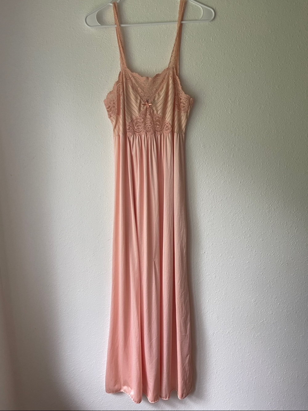 Vasarette Vintage Size medium Peach Lace-Trim Long Chemise